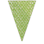 Een witte achtergrond met bruine stippen erop vlaggetjes (Tweede vlag)