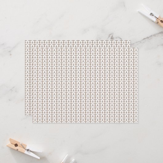 Een witte achtergrond met een bruin patroon erop kaart (Voorkant / Achterkant in situ)