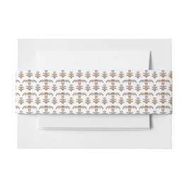 Een witte achtergrond met een bruin patroon erop uitnodigingen wikkel