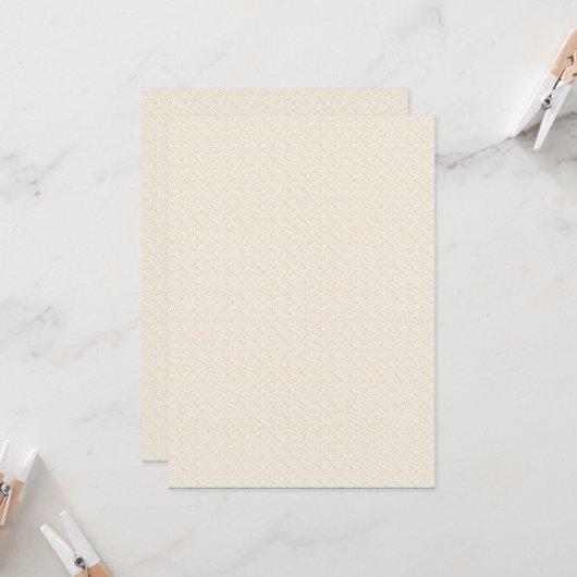 Een witte achtergrond met een patroon van kleine s kaart (Voorkant / Achterkant in situ)