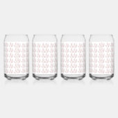 Een witte achtergrond met roze bladeren erop blikvorm glas (Rechts)