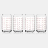 Een witte achtergrond met roze bladeren erop blikvorm glas (Links)