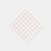 Een witte achtergrond met roze bladeren erop servet (Hoek)