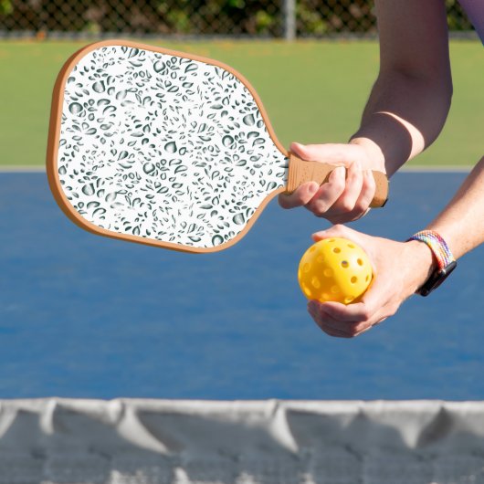 Een witte achtergrond met veel druppels water pickleball paddle (Insitu)