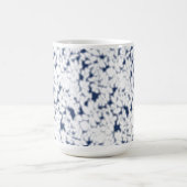 Een witte en blauwe achtergrond met een patroon magische mok (Midden)