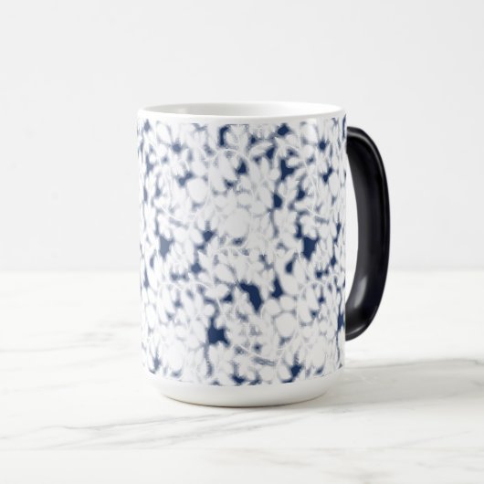 Een witte en blauwe achtergrond met een patroon magische mok (Voorkant rechts)