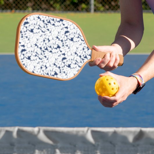 Een witte en blauwe achtergrond met een patroon pickleball paddle (Insitu)