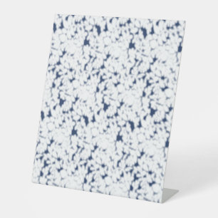 Een witte en blauwe achtergrond met een patroon reclamebord met voetstuk