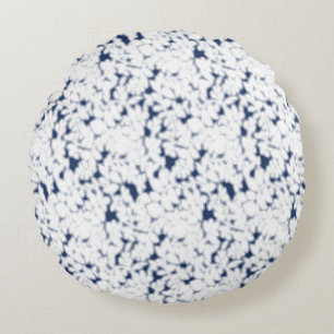 Een witte en blauwe achtergrond met een patroon rond kussen