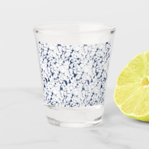 Een witte en blauwe achtergrond met een patroon shot glas