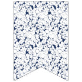 Een witte en blauwe achtergrond met een patroon vlaggetjes (Eerste vlag)