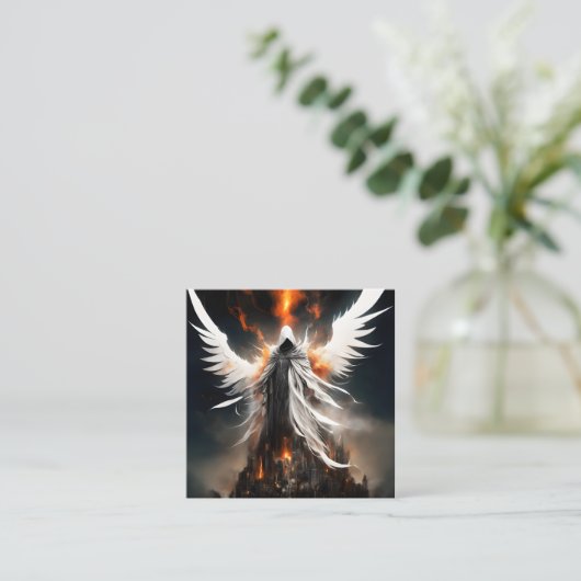 Een witte engel vrouw torent over een vernieling vierkante visitekaartje (Staand voorkant)