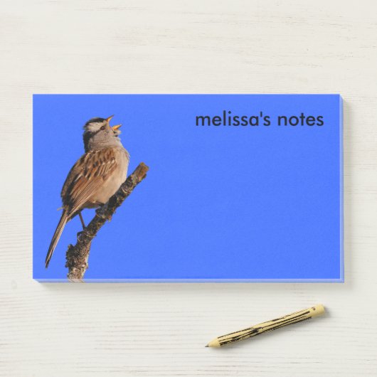 Een witte-Gesneden Sparrow Zingt aan de Zon Post-it® Notes (Op bureau)