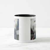 Een witte hond die kleren draagt. mok (Midden)