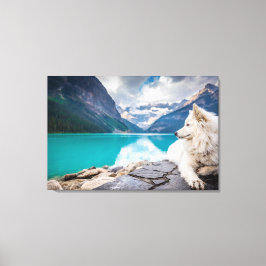 Een witte hond die op een rotsformatie zit canvas afdruk