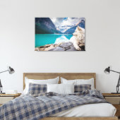 Een witte hond die op een rotsformatie zit canvas afdruk (Insitu (Slaapkamer))