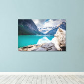 Een witte hond die op een rotsformatie zit canvas afdruk (Insitu (Houten vloer))