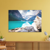 Een witte hond die op een rotsformatie zit canvas afdruk (Insitu (Woonkamer))