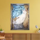 Een witte kat die in een wasmand slaapt, canvas afdruk (Insitu (Woonkamer))