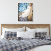 Een witte kat die in een wasmand slaapt, canvas afdruk (Insitu (Slaapkamer))