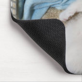 Een witte kat die in een wasmand slaapt, muismat (Hoek)