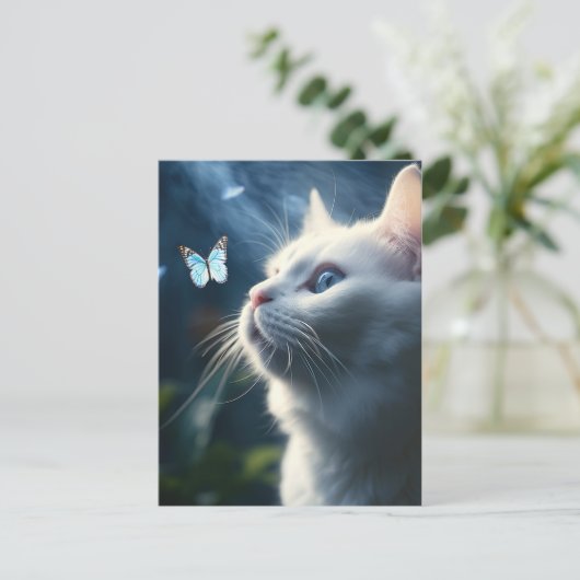 Een witte kat met blauwe ogen kijkt naar een vlind briefkaart (Staand voorkant)