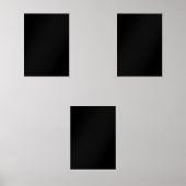 Een witte klok prominent weergegeven tegen een bod muurkunst sets (Voorkant)