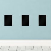 Een witte klok prominent weergegeven tegen een bod muurkunst sets (Houten vloer)