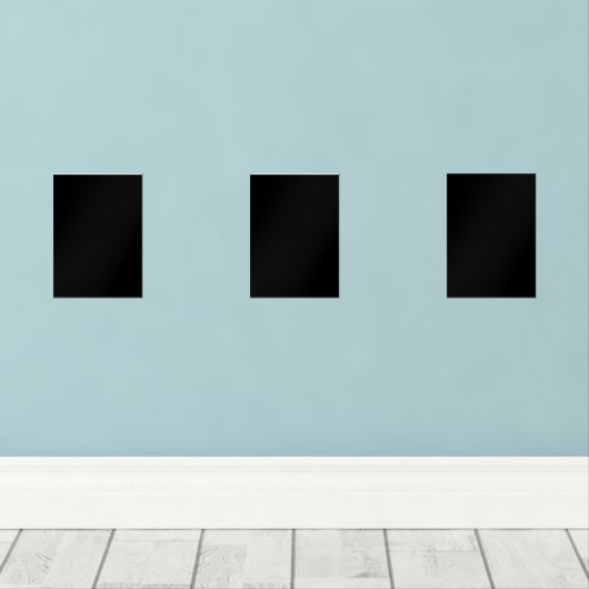 Een witte klok prominent weergegeven tegen een bod muurkunst sets (Houten vloer)