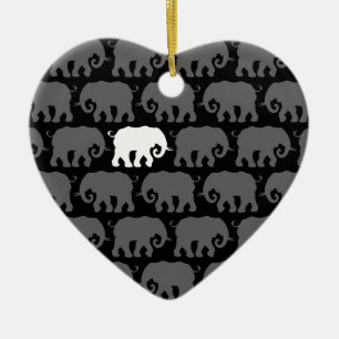 Eén witte olifant in een kudde keramisch ornament