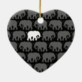 Eén witte olifant in een kudde keramisch ornament (Achterkant)