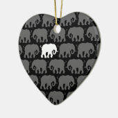 Eén witte olifant in een kudde keramisch ornament (Links)