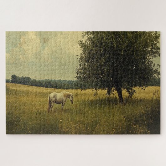 Een Witte Paard Grazend In Een Veld Legpuzzel (Horizontaal)