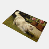 Een witte Perzische kat kijkt naar lieveheersbeest Deurmat (Schuin)