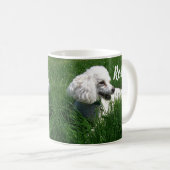 Een witte poedel rusten in weelderig groen gras koffiemok (Voorkant rechts)