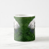 Een witte poedel rusten in weelderig groen gras koffiemok (Center)