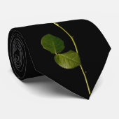 Eén witte roos op een zwarte achtergrond stropdas (Opgerold)