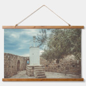 Een witte vuurtoren en een olijfboom hangend wandkleed (Voorkant)