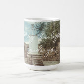 Een witte vuurtoren en een olijfboom koffiemok (Center)