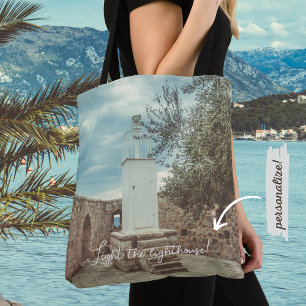 Een witte vuurtoren en een olijfboom tote bag