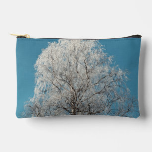 Een witte wilgenboom tegen een onbewolkte blauwe l etui