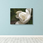 Een witte Zuid-Magnoliebloem Canvas Afdruk (Insitu (Houten vloer))