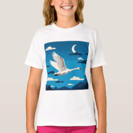 Een witte zwaan die in de nachtelijke hemel vliegt t-shirt