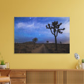 Een woestijnweg en Joshua Trees bij nacht Canvas Afdruk (Insitu (Woonkamer))
