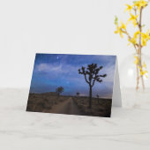 Een woestijnweg en Joshua Trees bij nacht Kaart (Gele Bloem)