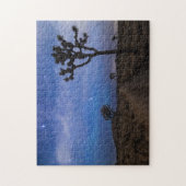 Een woestijnweg en Joshua Trees bij nacht Legpuzzel (Verticaal)