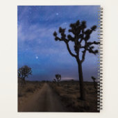 Een woestijnweg en Joshua Trees bij nacht Planner (Achterkant)