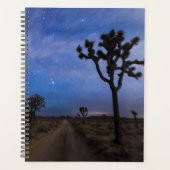 Een woestijnweg en Joshua Trees bij nacht Planner (Voorkant)