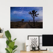 Een woestijnweg en Joshua Trees bij nacht Poster (Thuiskantoor)