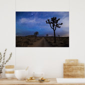 Een woestijnweg en Joshua Trees bij nacht Poster (Keuken)